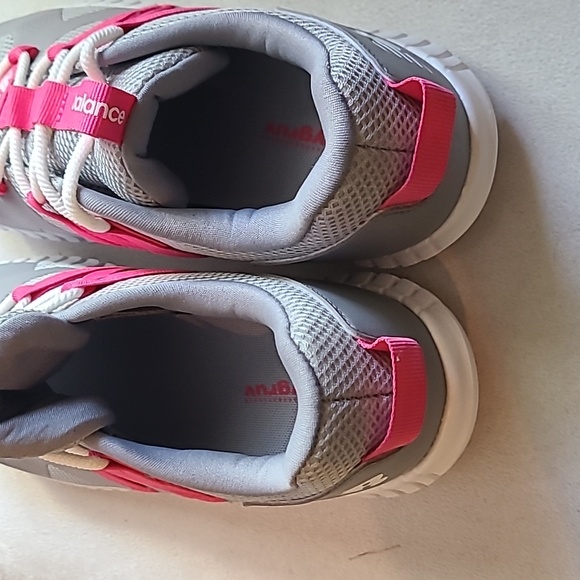NEW BALANCE GIRLS PINK AND GRAY SIGNATURE ATHLETIC SHOES SIZE 7 - Picture 3 of 12